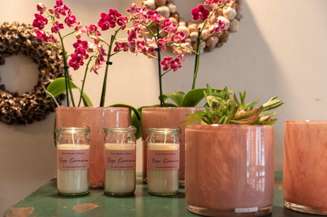 Duftkerzen von Schulthess und Vasen von Henry Dean, sommerliche Düfte und Farben, jetzt im Bluemehuus Bäumleingasse 7 in Basel